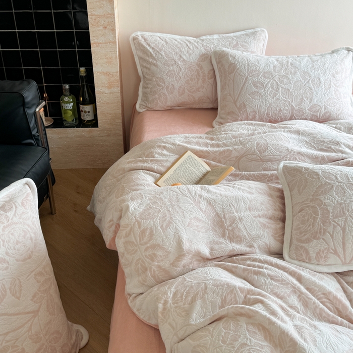 91家纺网 家纺一手货源 找家纺 赛丽雅 2025新款包边雕花烂花牛奶绒四件套 爱意浓