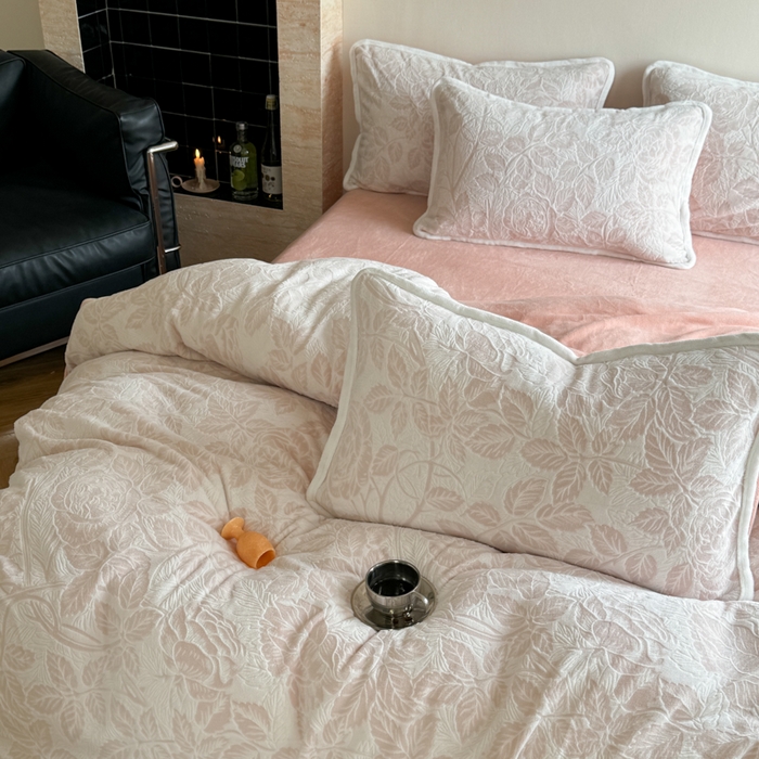 91家纺网 家纺一手货源 找家纺 赛丽雅 2025新款包边雕花烂花牛奶绒四件套 爱意浓