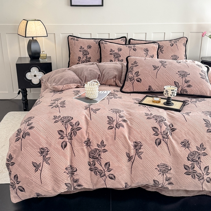 91家纺网 家纺一手货源 找家纺 赛丽雅 2025新款包边雕花烂花牛奶绒四件套 不止玫瑰