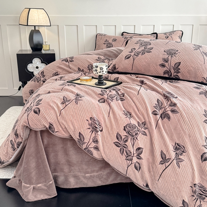 91家纺网 家纺一手货源 找家纺 赛丽雅 2025新款包边雕花烂花牛奶绒四件套 不止玫瑰