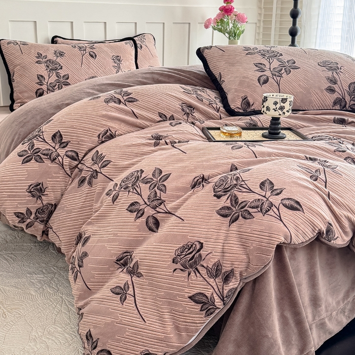 91家纺网 家纺一手货源 找家纺 赛丽雅 2025新款包边雕花烂花牛奶绒四件套 不止玫瑰