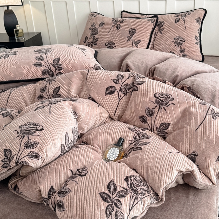 91家纺网 家纺一手货源 找家纺 赛丽雅 2025新款包边雕花烂花牛奶绒四件套 不止玫瑰