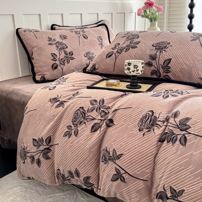 91家纺网 家纺一手货源 找家纺 赛丽雅 2025新款包边雕花烂花牛奶绒四件套 不止玫瑰