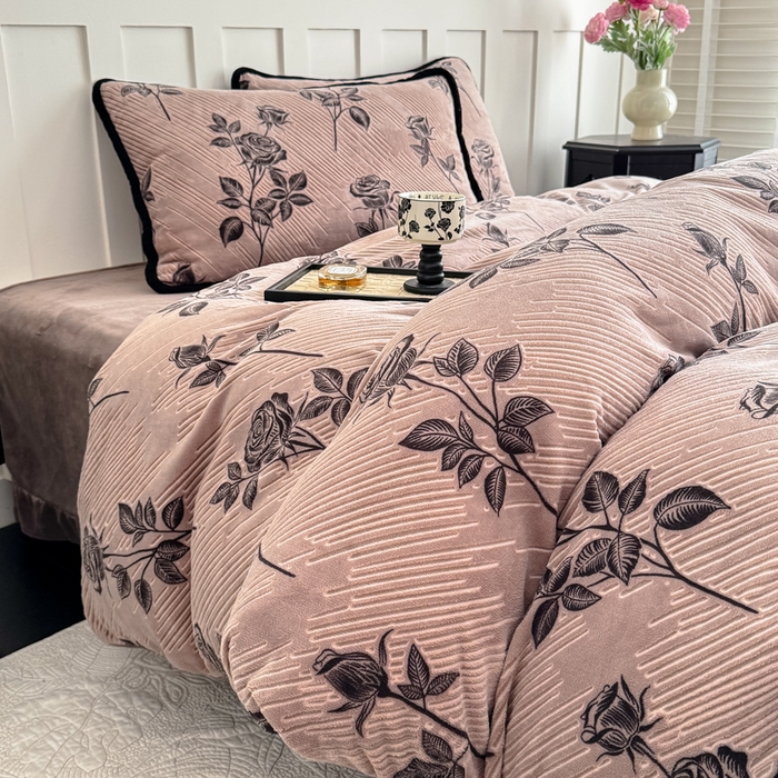 91家纺网 家纺一手货源 找家纺 赛丽雅 2025新款包边雕花烂花牛奶绒四件套 不止玫瑰