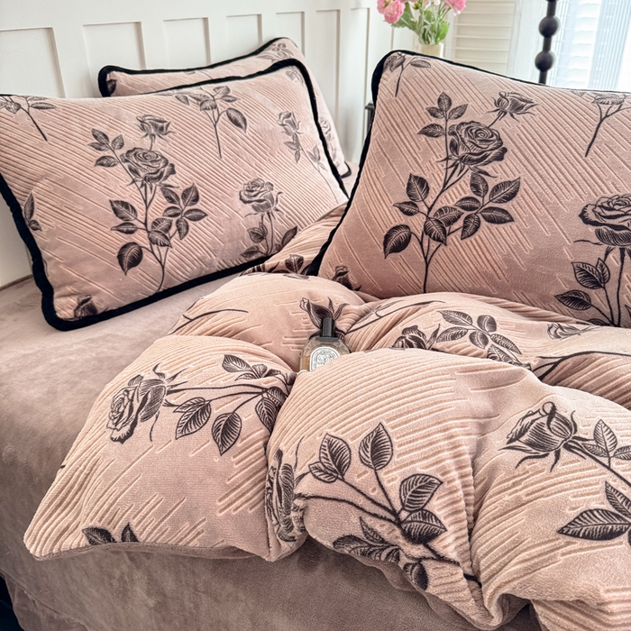 91家纺网 家纺一手货源 找家纺 赛丽雅 2025新款包边雕花烂花牛奶绒四件套 不止玫瑰