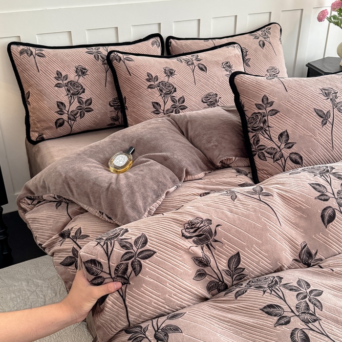 91家纺网 家纺一手货源 找家纺 赛丽雅 2025新款包边雕花烂花牛奶绒四件套 不止玫瑰