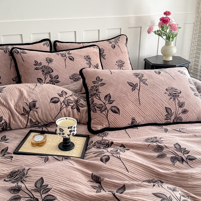 91家纺网 家纺一手货源 找家纺 赛丽雅 2025新款包边雕花烂花牛奶绒四件套 不止玫瑰