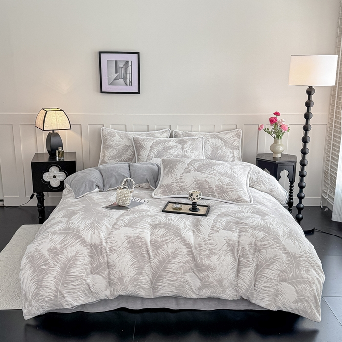 91家纺网 家纺一手货源 找家纺 赛丽雅 2025新款包边雕花烂花牛奶绒四件套 大羽毛-灰