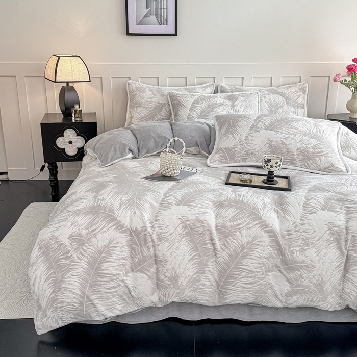 91家纺网 家纺一手货源 找家纺 赛丽雅 2025新款包边雕花烂花牛奶绒四件套 大羽毛-灰