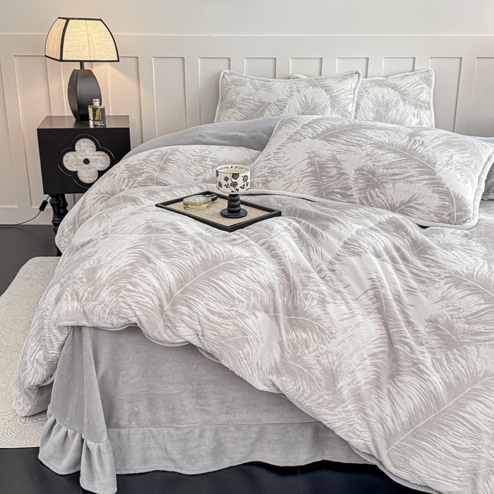 91家纺网 家纺一手货源 找家纺 赛丽雅 2025新款包边雕花烂花牛奶绒四件套 大羽毛-灰