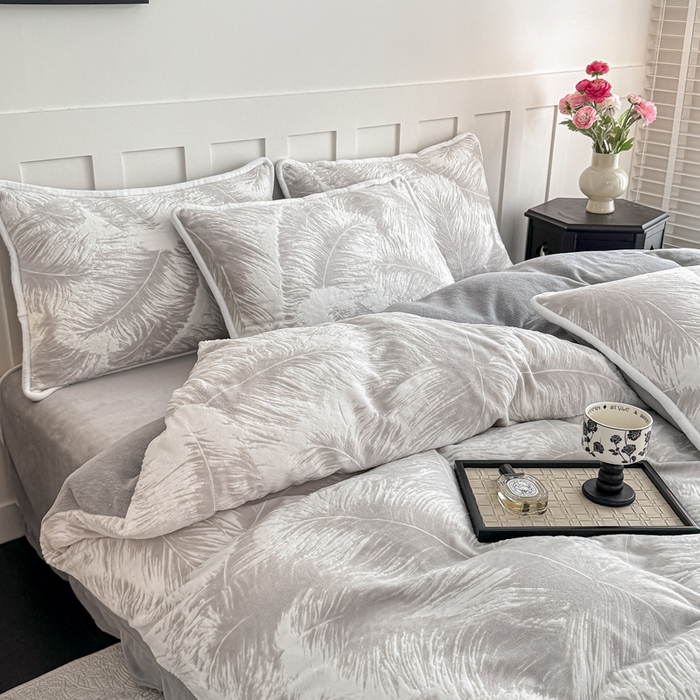 91家纺网 家纺一手货源 找家纺 赛丽雅 2025新款包边雕花烂花牛奶绒四件套 大羽毛-灰