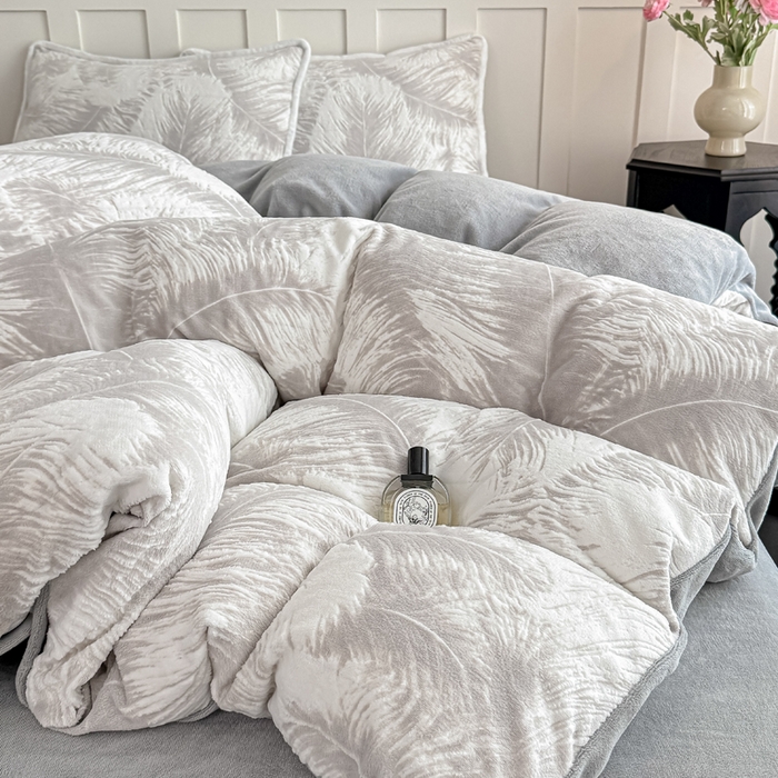 91家纺网 家纺一手货源 找家纺 赛丽雅 2025新款包边雕花烂花牛奶绒四件套 大羽毛-灰