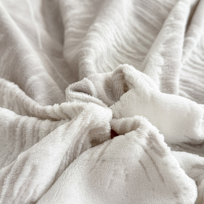 91家纺网 家纺一手货源 找家纺 赛丽雅 2025新款包边雕花烂花牛奶绒四件套 大羽毛-灰