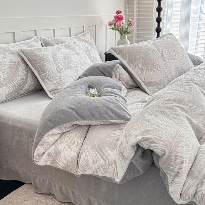 赛丽雅 2025新款包边雕花烂花牛奶绒四件套 大羽毛-灰