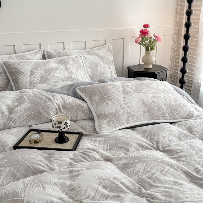 91家纺网 家纺一手货源 找家纺 赛丽雅 2025新款包边雕花烂花牛奶绒四件套 大羽毛-灰