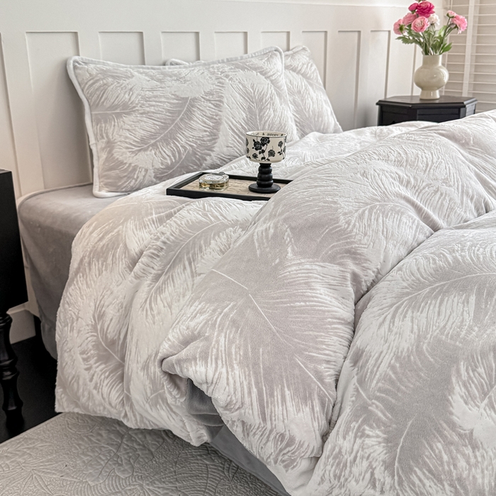 91家纺网 家纺一手货源 找家纺 赛丽雅 2025新款包边雕花烂花牛奶绒四件套 大羽毛-灰