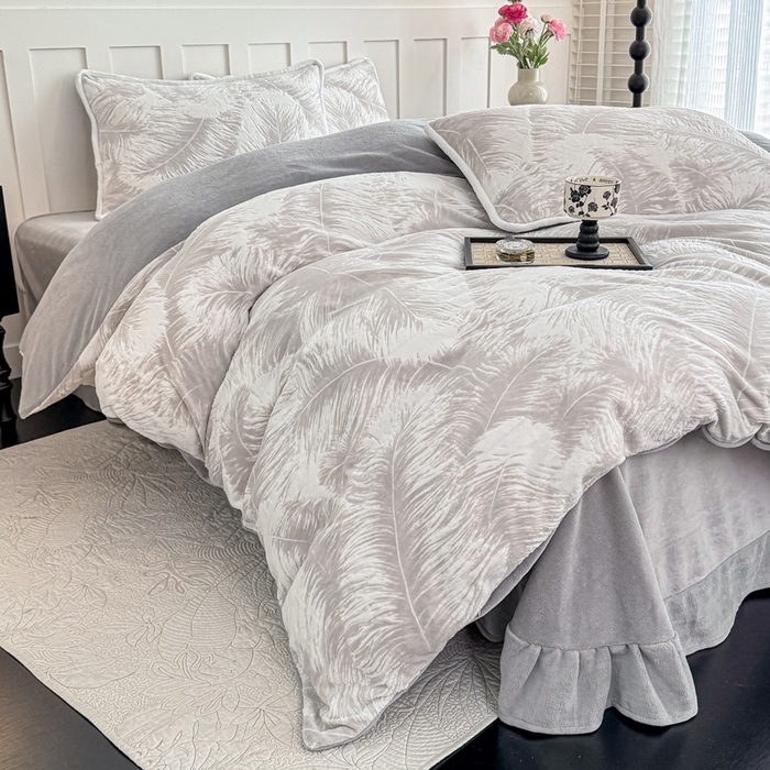 91家纺网 家纺一手货源 找家纺 赛丽雅 2025新款包边雕花烂花牛奶绒四件套 大羽毛-灰