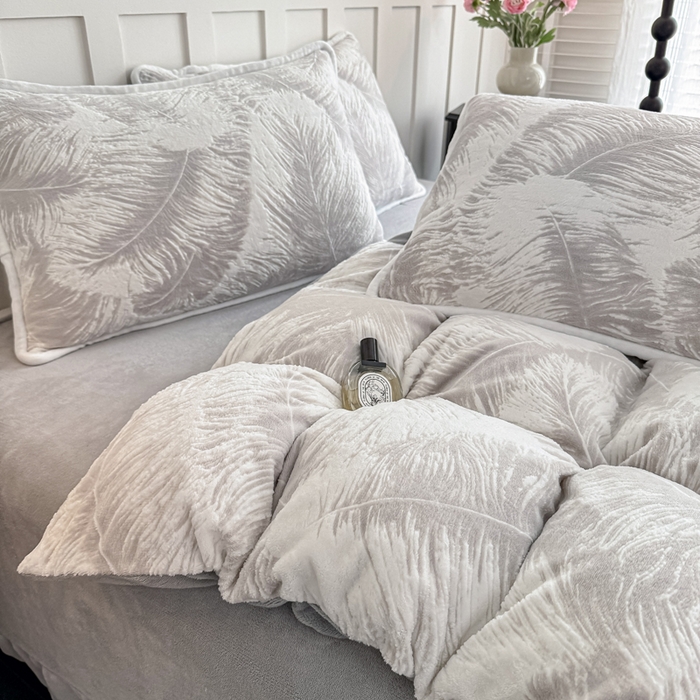 91家纺网 家纺一手货源 找家纺 赛丽雅 2025新款包边雕花烂花牛奶绒四件套 大羽毛-灰