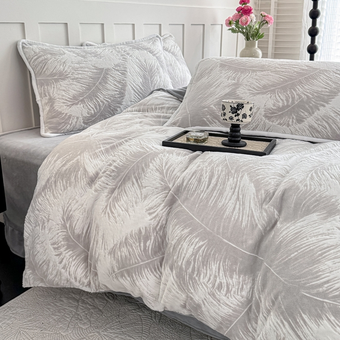 91家纺网 家纺一手货源 找家纺 赛丽雅 2025新款包边雕花烂花牛奶绒四件套 大羽毛-灰