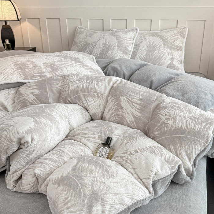 91家纺网 家纺一手货源 找家纺 赛丽雅 2025新款包边雕花烂花牛奶绒四件套 大羽毛-灰
