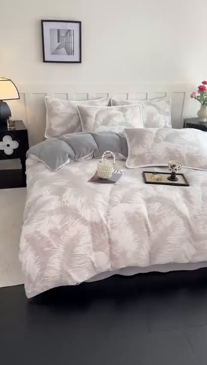 91家纺网 家纺一手货源 找家纺 赛丽雅 2025新款包边雕花烂花牛奶绒四件套 大羽毛-灰