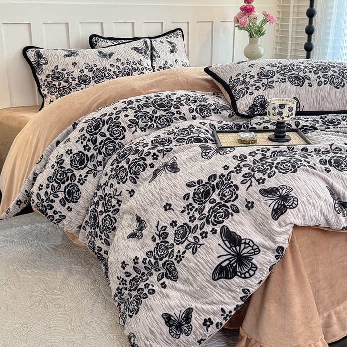 91家纺网 家纺一手货源 找家纺 赛丽雅 2025新款包边雕花烂花牛奶绒四件套 蝶恋花语