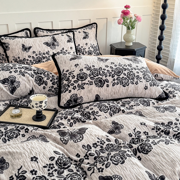 91家纺网 家纺一手货源 找家纺 赛丽雅 2025新款包边雕花烂花牛奶绒四件套 蝶恋花语