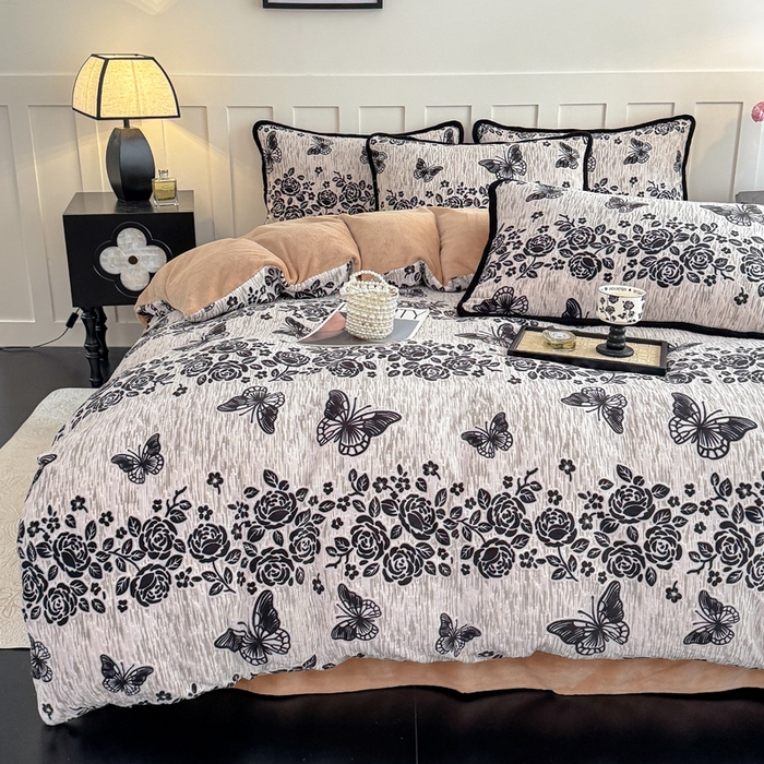 91家纺网 家纺一手货源 找家纺 赛丽雅 2025新款包边雕花烂花牛奶绒四件套 蝶恋花语