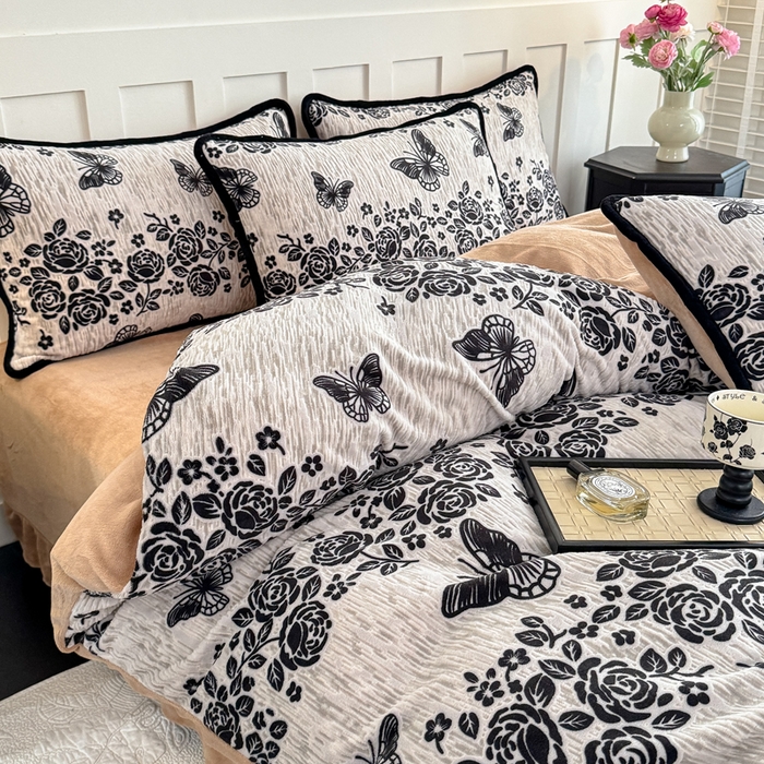 91家纺网 家纺一手货源 找家纺 赛丽雅 2025新款包边雕花烂花牛奶绒四件套 蝶恋花语