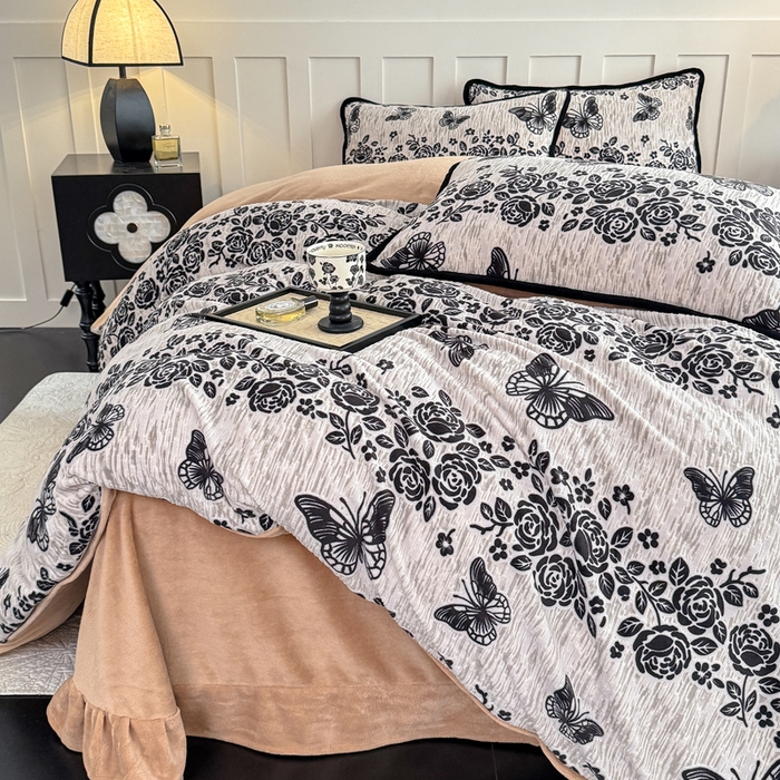 91家纺网 家纺一手货源 找家纺 赛丽雅 2025新款包边雕花烂花牛奶绒四件套 蝶恋花语