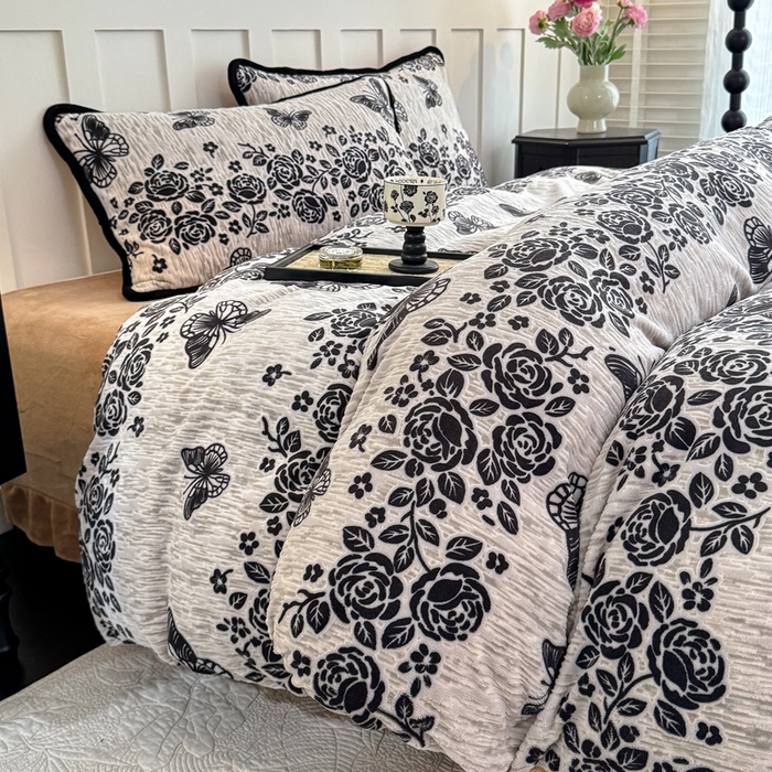 91家纺网 家纺一手货源 找家纺 赛丽雅 2025新款包边雕花烂花牛奶绒四件套 蝶恋花语