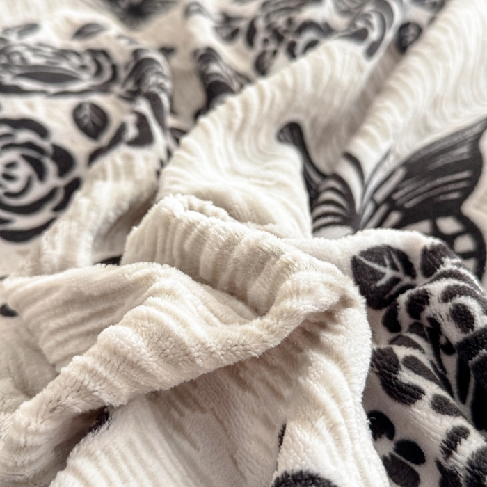 91家纺网 家纺一手货源 找家纺 赛丽雅 2025新款包边雕花烂花牛奶绒四件套 蝶恋花语