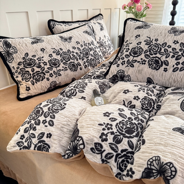 91家纺网 家纺一手货源 找家纺 赛丽雅 2025新款包边雕花烂花牛奶绒四件套 蝶恋花语