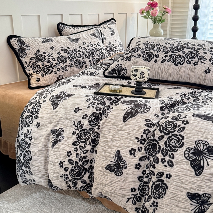 91家纺网 家纺一手货源 找家纺 赛丽雅 2025新款包边雕花烂花牛奶绒四件套 蝶恋花语