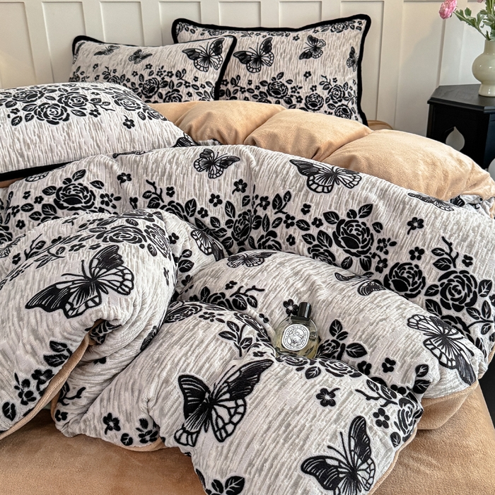 91家纺网 家纺一手货源 找家纺 赛丽雅 2025新款包边雕花烂花牛奶绒四件套 蝶恋花语