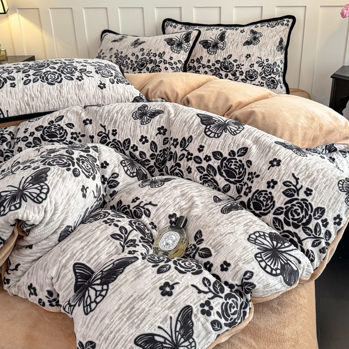 91家纺网 家纺一手货源 找家纺 赛丽雅 2025新款包边雕花烂花牛奶绒四件套 蝶恋花语