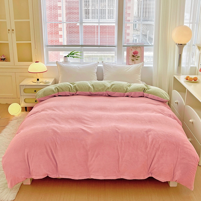 91家纺网 家纺一手货源 找家纺 富馨莱 2025新款牛奶绒纯色双拼被套 双拼蜜桃粉+奶油绿