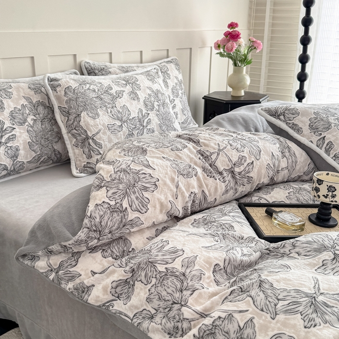 91家纺网 家纺一手货源 找家纺 赛丽雅 2025新款包边雕花烂花牛奶绒四件套 繁华熙悦