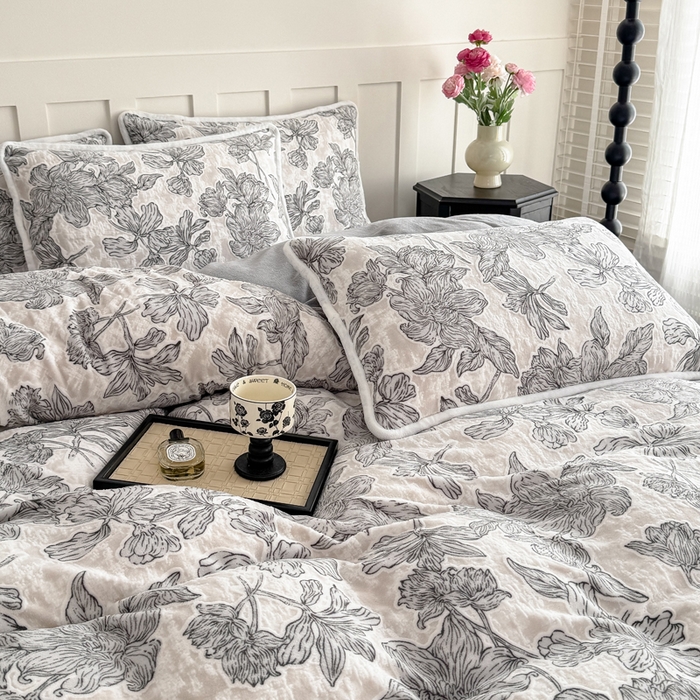 91家纺网 家纺一手货源 找家纺 赛丽雅 2025新款包边雕花烂花牛奶绒四件套 繁华熙悦