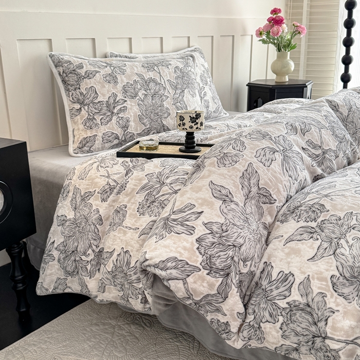 91家纺网 家纺一手货源 找家纺 赛丽雅 2025新款包边雕花烂花牛奶绒四件套 繁华熙悦