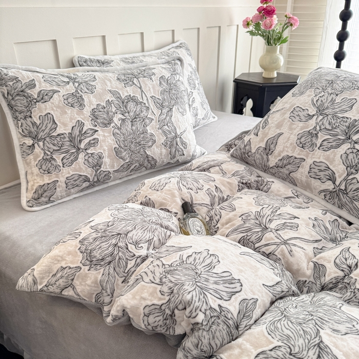 91家纺网 家纺一手货源 找家纺 赛丽雅 2025新款包边雕花烂花牛奶绒四件套 繁华熙悦