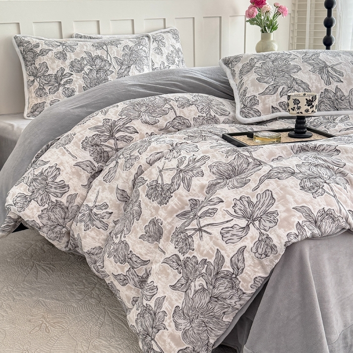 91家纺网 家纺一手货源 找家纺 赛丽雅 2025新款包边雕花烂花牛奶绒四件套 繁华熙悦