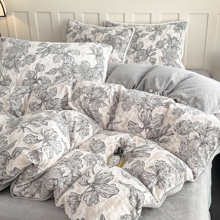 91家纺网 家纺一手货源 找家纺 赛丽雅 2025新款包边雕花烂花牛奶绒四件套 繁华熙悦