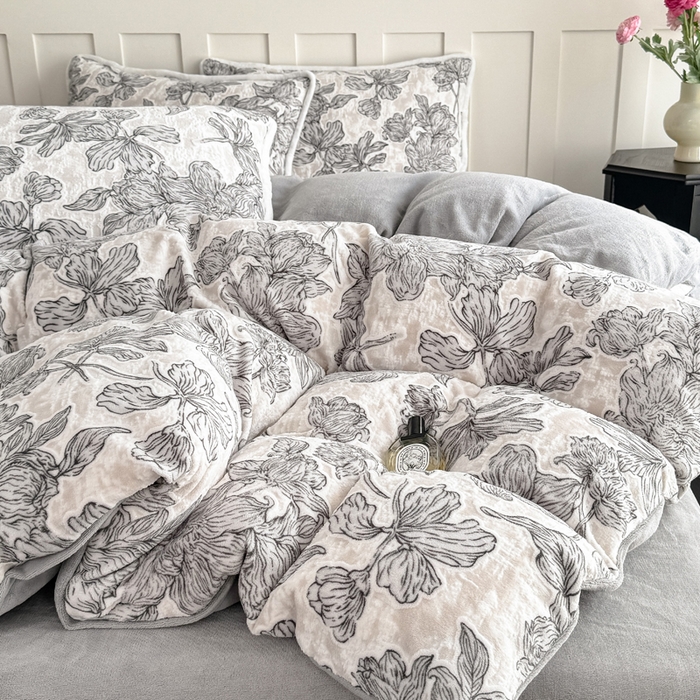 91家纺网 家纺一手货源 找家纺 赛丽雅 2025新款包边雕花烂花牛奶绒四件套 繁华熙悦