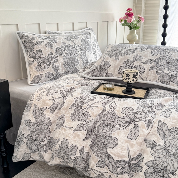 91家纺网 家纺一手货源 找家纺 赛丽雅 2025新款包边雕花烂花牛奶绒四件套 繁华熙悦