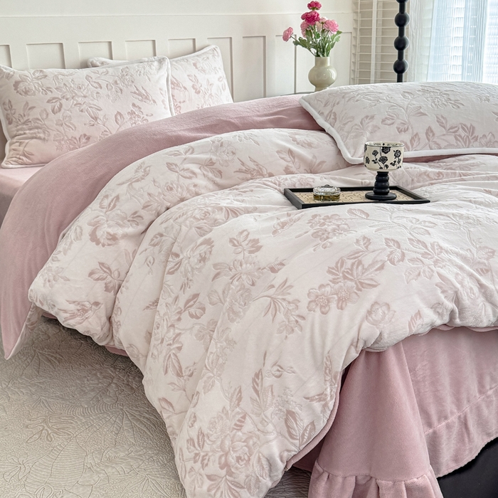 91家纺网 家纺一手货源 找家纺 赛丽雅 2025新款包边雕花烂花牛奶绒四件套 花季-粉