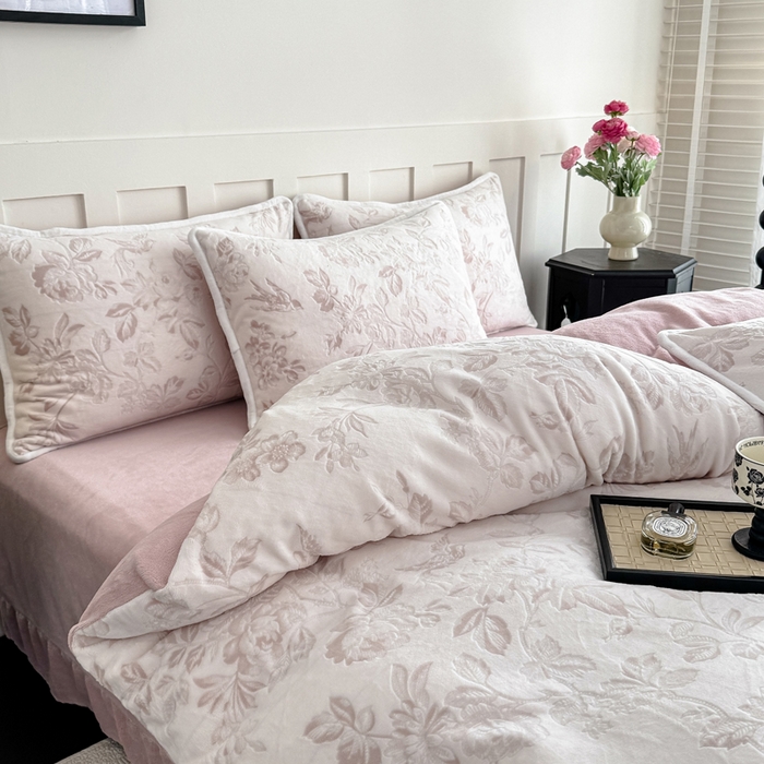 91家纺网 家纺一手货源 找家纺 赛丽雅 2025新款包边雕花烂花牛奶绒四件套 花季-粉