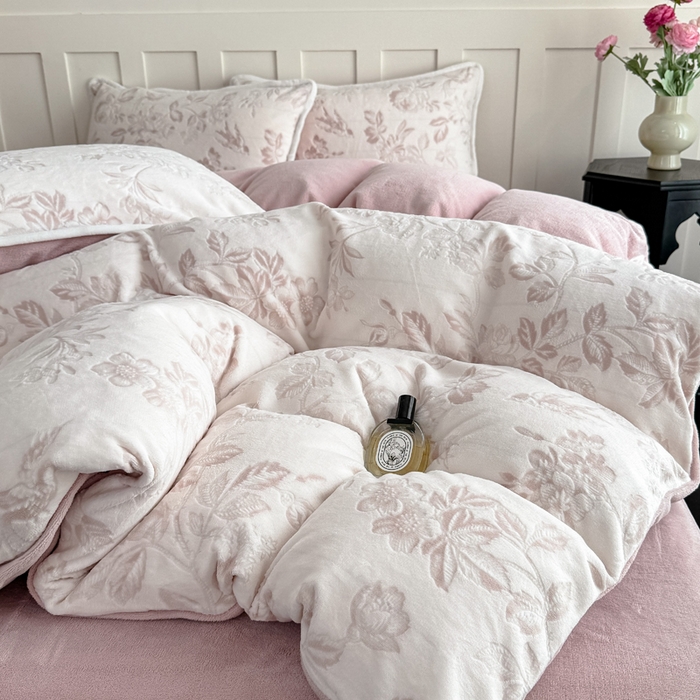 91家纺网 家纺一手货源 找家纺 赛丽雅 2025新款包边雕花烂花牛奶绒四件套 花季-粉