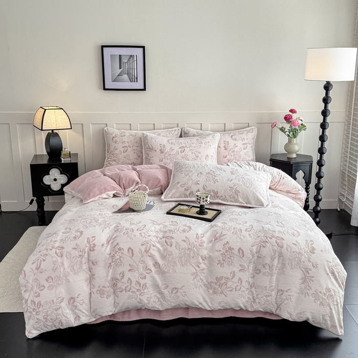 91家纺网 家纺一手货源 找家纺 赛丽雅 2025新款包边雕花烂花牛奶绒四件套 花季-粉