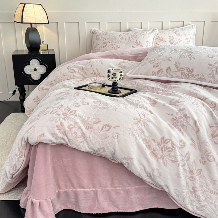 91家纺网 家纺一手货源 找家纺 赛丽雅 2025新款包边雕花烂花牛奶绒四件套 花季-粉